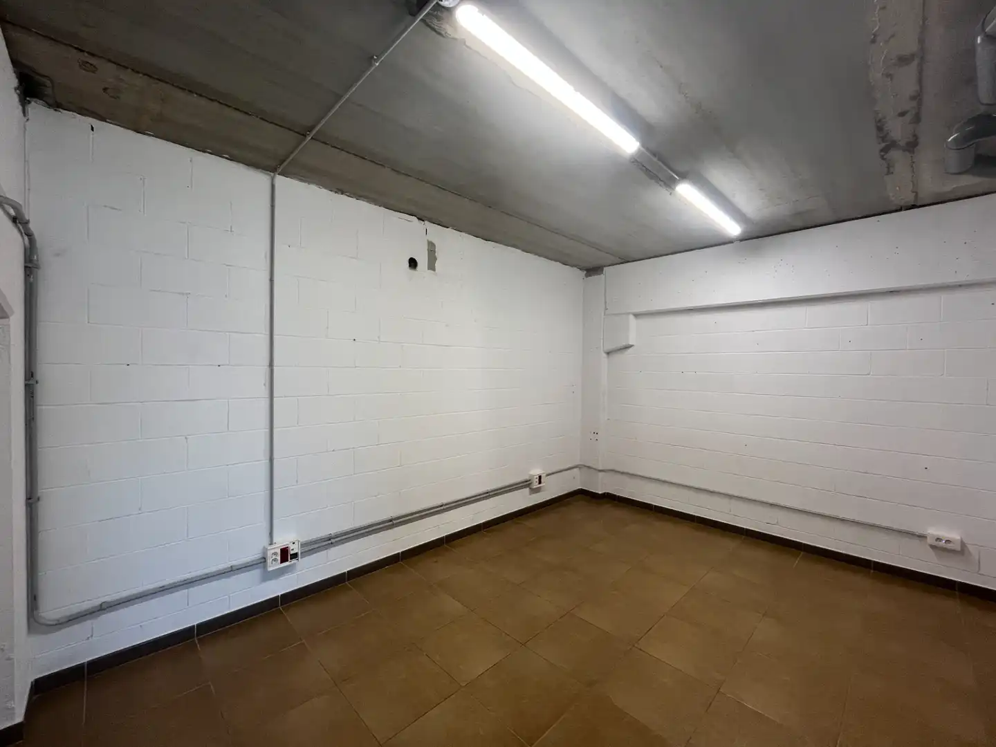 Industrial buildings for rent in Salt