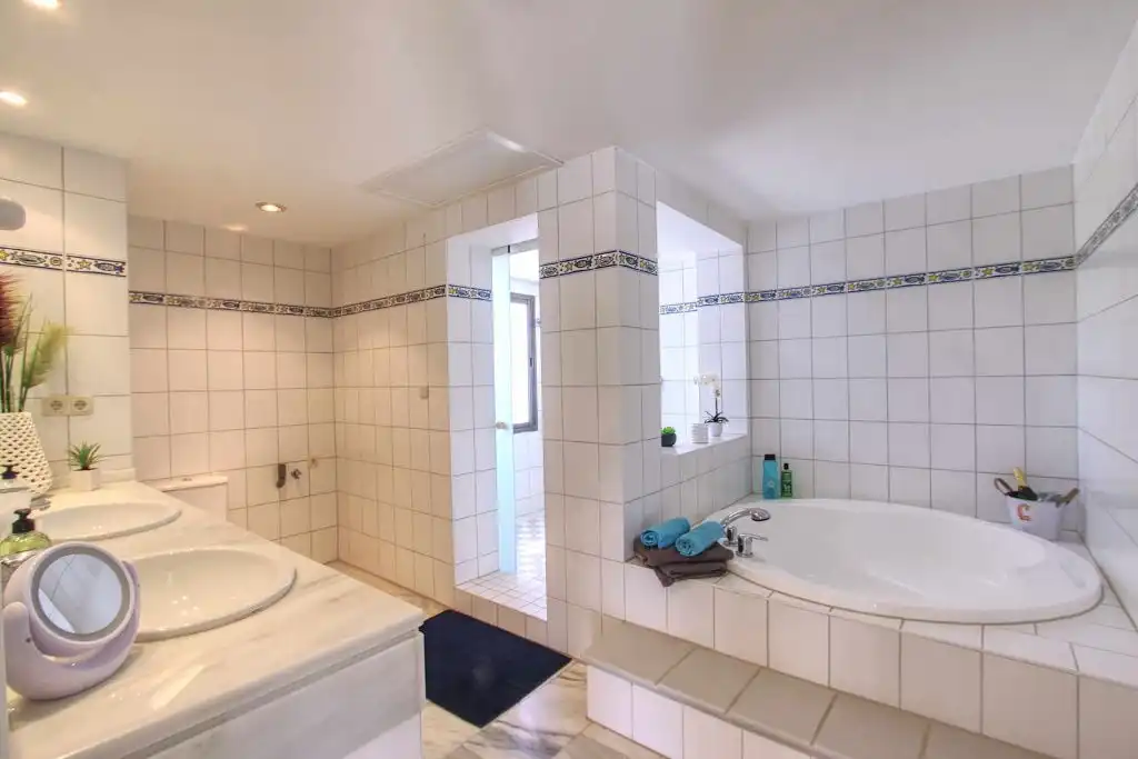 Baño de Ático en venta en Marbella con Aire acondicionado, Calefacción y Terraza