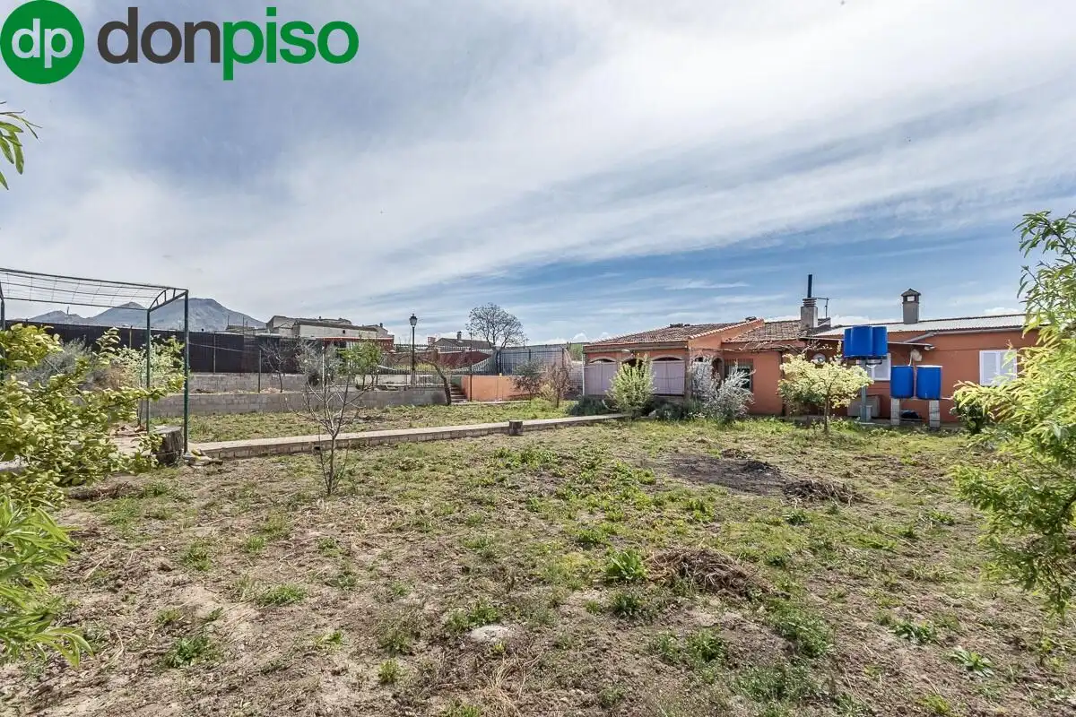 Country house zum Verkauf in Pinos Puente mit Privatgarten, Abstellraum und Schwimmbad