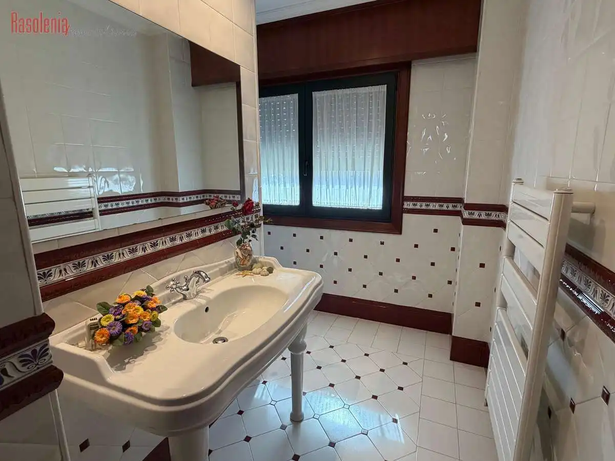 Bathroom of Houses for sale in Vigo   with Heating, Private garden and Terrace