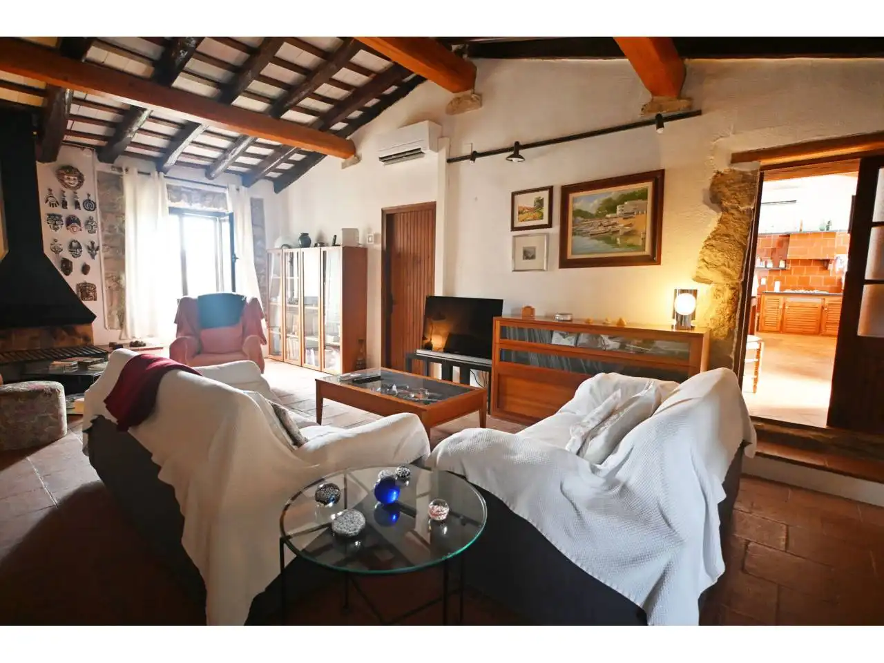 Sala d'estar de Finca rústica en venda en La Tallada d'Empordà amb Aire condicionat, Calefacció i Jardí privat