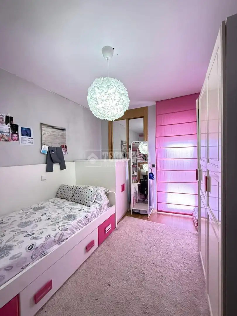 Habitación de Casa adosada en venta en Móstoles con Calefacción y Jardín privado