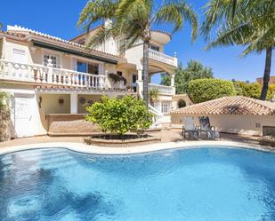 Vista exterior de Casa o xalet en venda en Marbella amb Aire condicionat, Jardí privat i Terrassa
