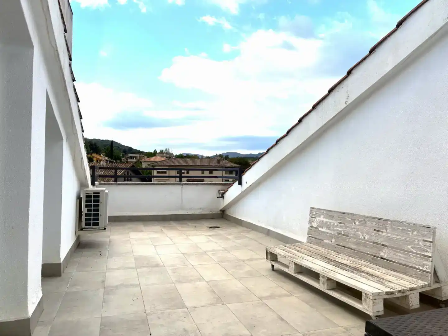 Terrassa de Pis en venda en Olot amb Aire condicionat, Piscina i Balcó