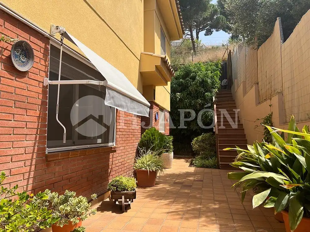 Vista exterior de Casa o xalet en venda en Vilassar de Dalt amb Aire condicionat, Calefacció i Jardí privat
