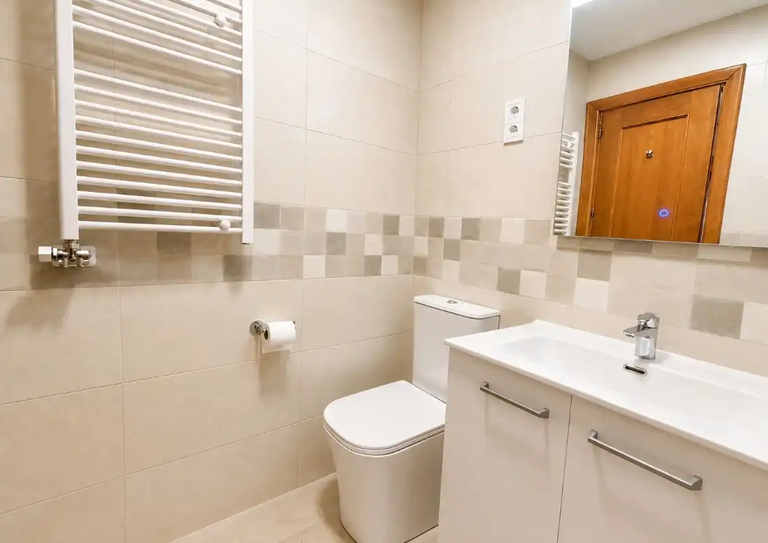 Badezimmer von Wohnungen zur Miete in Madrid mit Klimaanlage, Heizung und Parkett