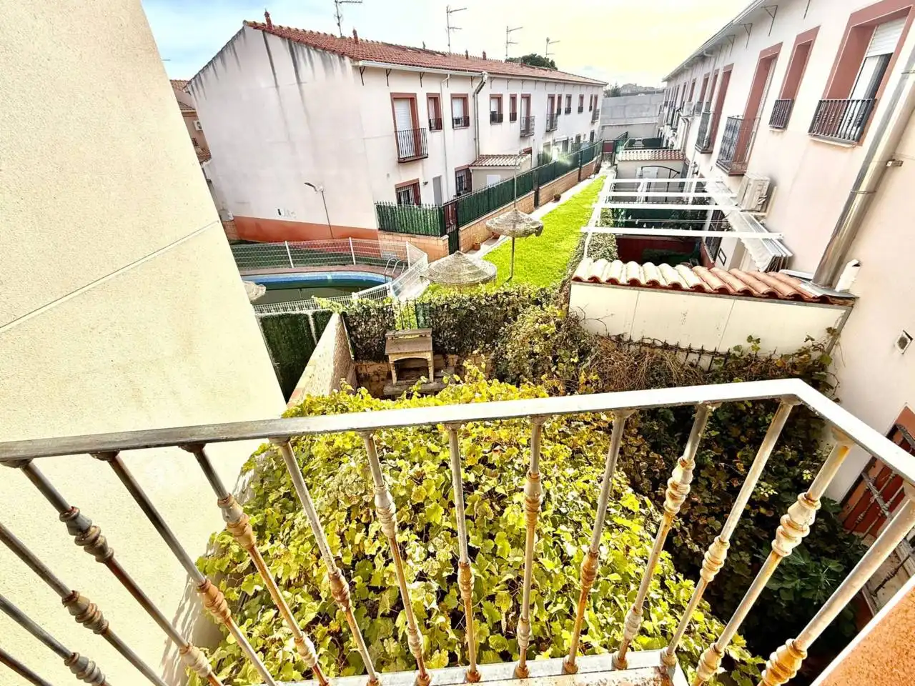 Vista exterior de Casa adosada en venta en Miguel Esteban con Alarma y Piscina comunitaria