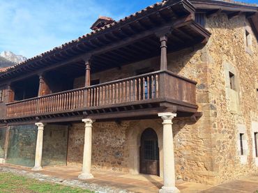 House with balcony for sale in Camaleño