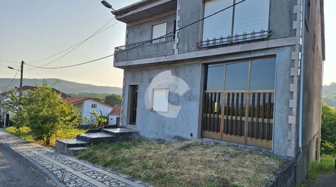 Vivienda unifamiliar en Bande ubicada en parcela de 400 m2 con pequeño terreno. La casa esta distribuida en planta sotano totalmen