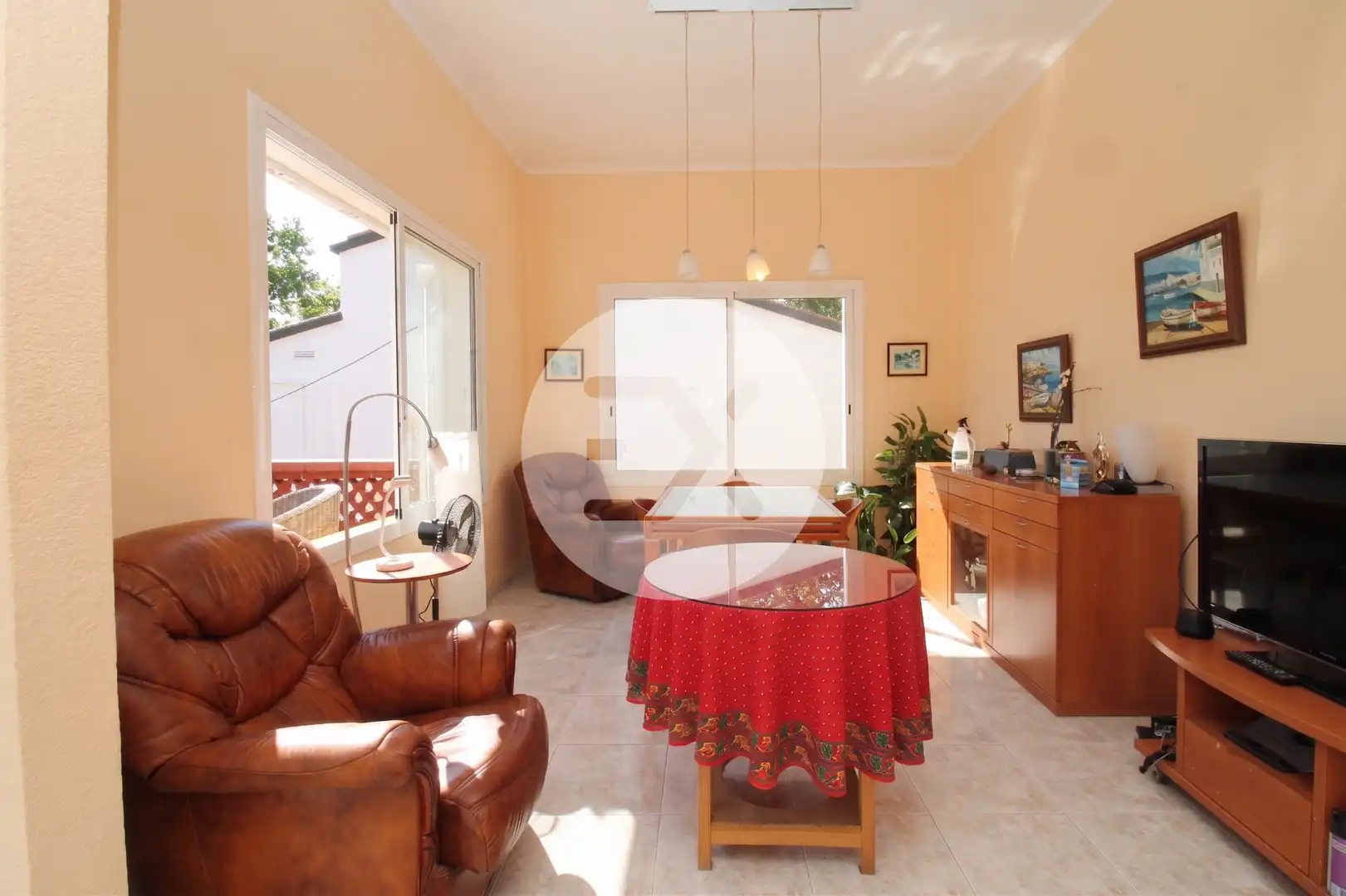 Sala d'estar de Casa o xalet en venda en Castelldefels amb Jardí privat i Terrassa
