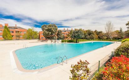 Swimming pool of Flat to rent in La Moraleja  with Air Conditioner, Heating and Parquet flooring