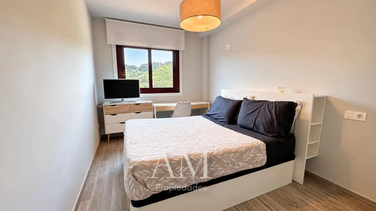 Dormitori de Casa adosada en venda en Cangas  amb Calefacció, Jardí privat i Terrassa