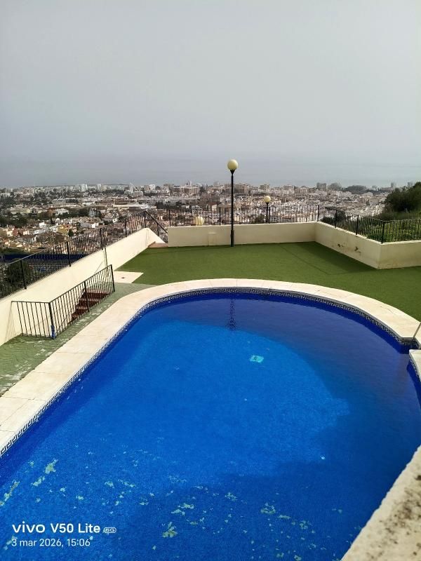 Schwimmbecken von Einfamilien-Reihenhaus zum Verkauf in Benalmádena mit Heizung, Privatgarten und Terrasse