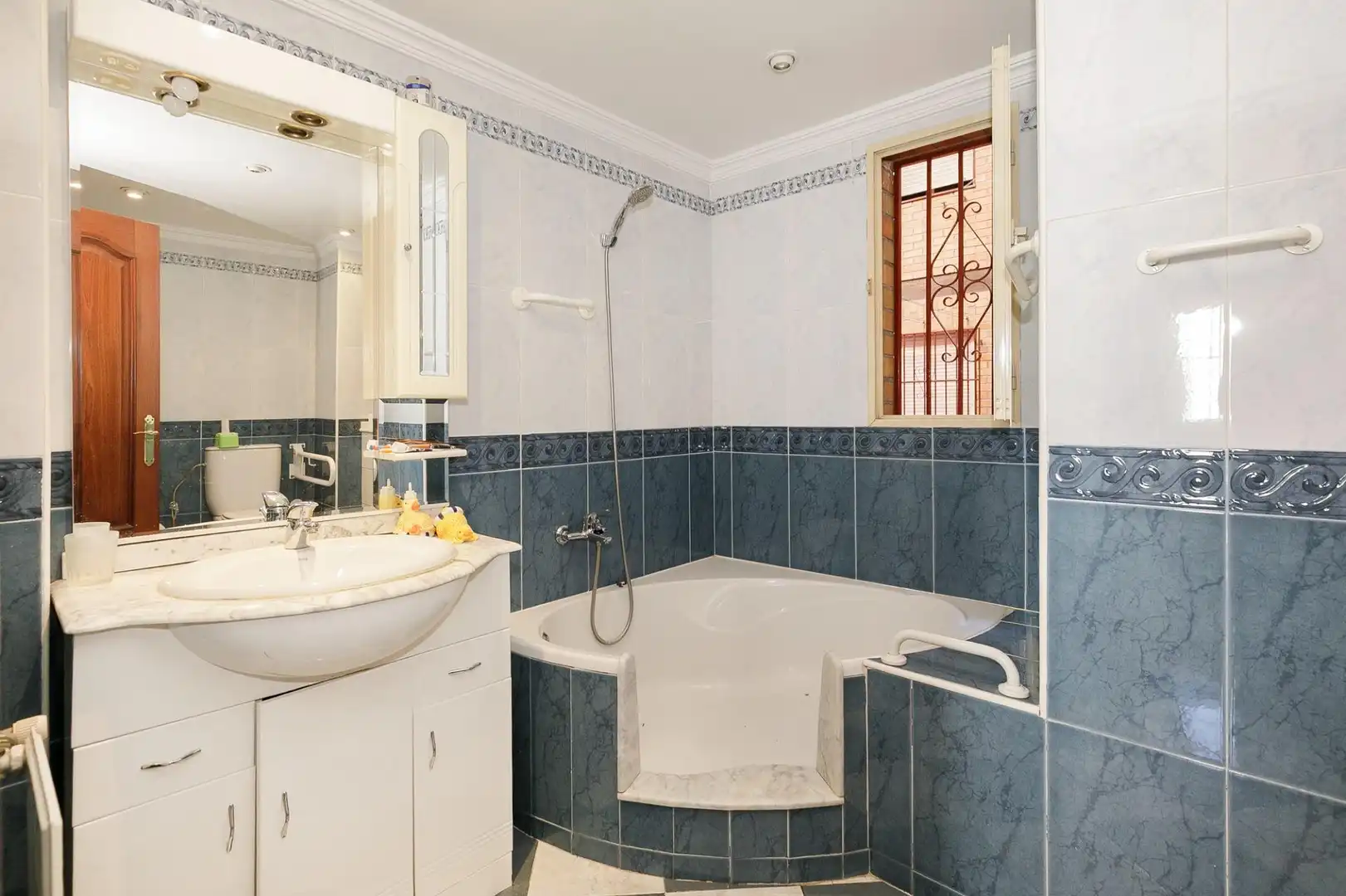 Baño de Piso en venta en Granada con Aire acondicionado y Terraza