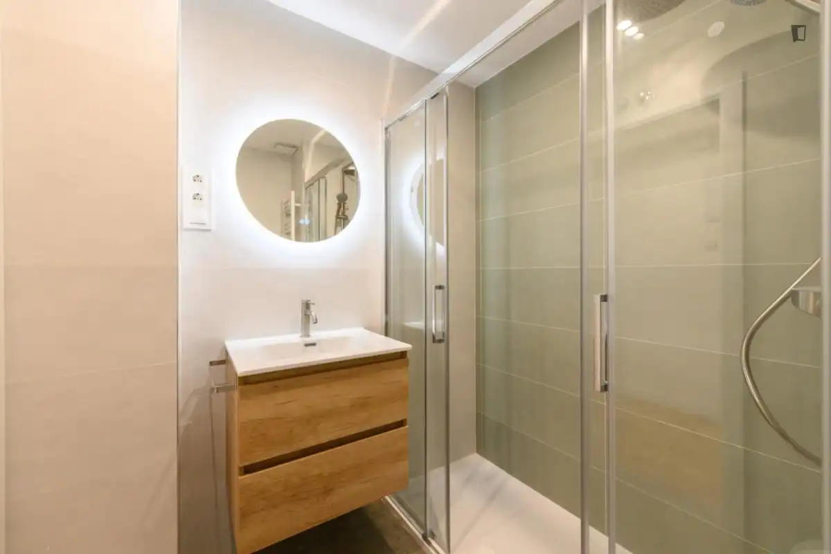 Badezimmer von Wohnungen zur Miete in Madrid mit Klimaanlage, Heizung und Möbliert