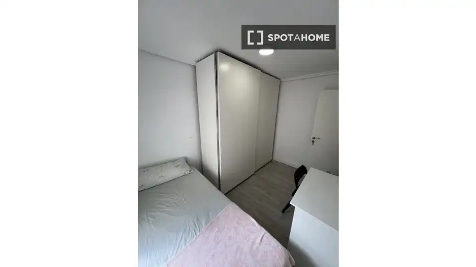 Bedroom of Flat for share in Valencia  with Air Conditioner, Heating and Terrace