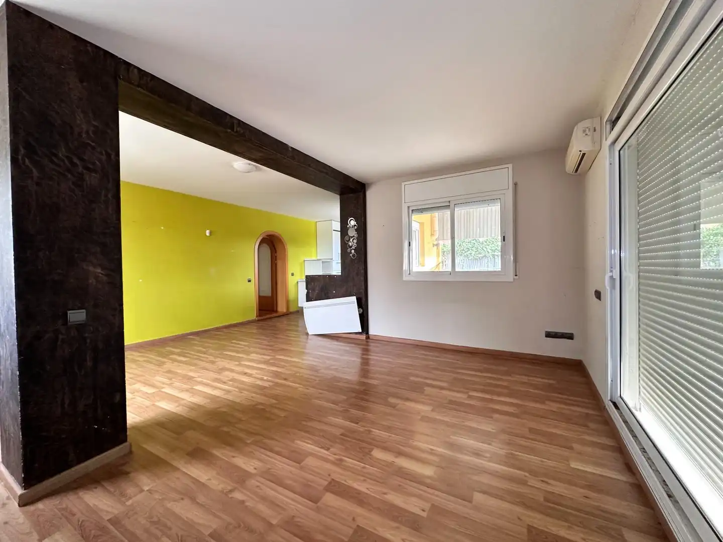 Sala de estar de Casa o chalet en venta en La Bisbal del Penedès con Parquet