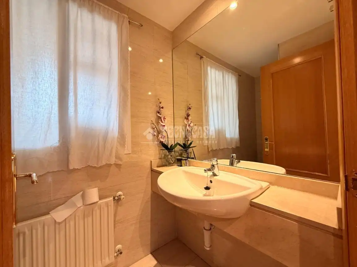 Bathroom of Flat for sale in Madrid  with Heating, Private garden and Parquet flooring
