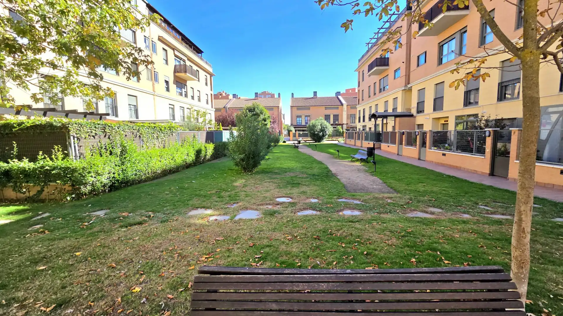 Vista exterior de Piso en venta en Parla con Aire acondicionado, Calefacción y Jardín privado
