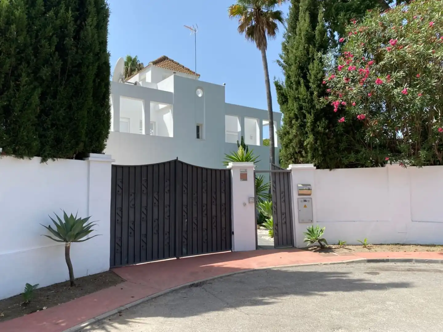 Vista exterior de Casa o xalet de lloguer en Marbella