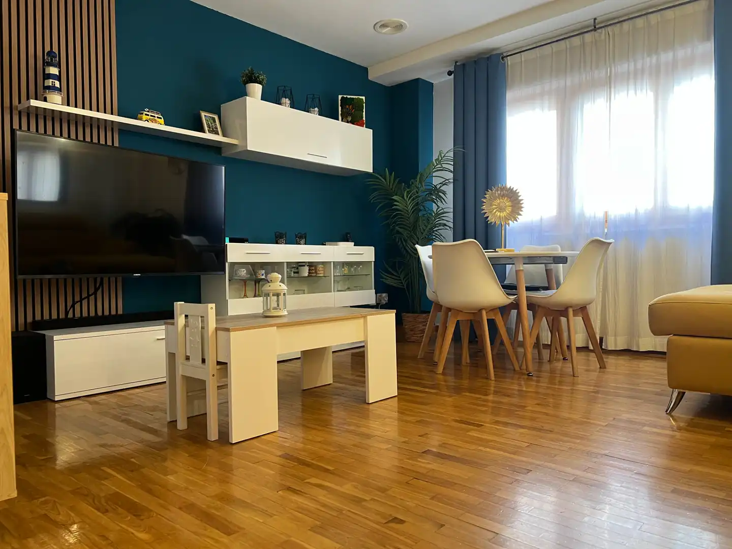 Sala d'estar de Pis en venda en Sabiñánigo amb Calefacció, Parquet i Terrassa