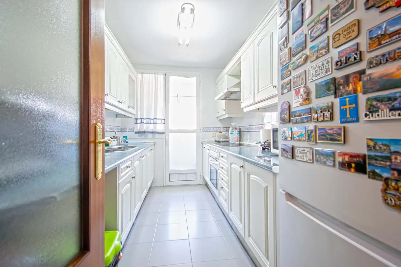Küche von Wohnung zum Verkauf in Sevilla mit Klimaanlage und Abstellraum