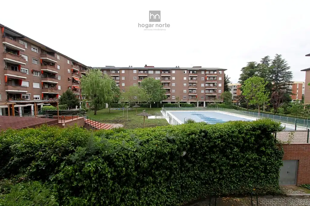 Piscina de Pis en venda en San Sebastián de los Reyes amb Calefacció, Jardí privat i Parquet
