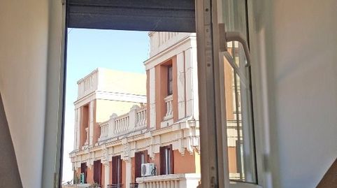 Precioso áticodúplex, recién reformado, en el corazón de la Latina, en el Madrid histórico. Balcón a la calle. Salón comedor con s