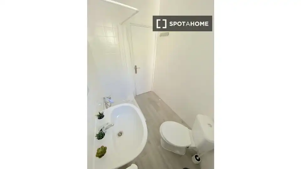 Bathroom of Flat for rent in Sevilla  with Air Conditioner, Heating and Furnished