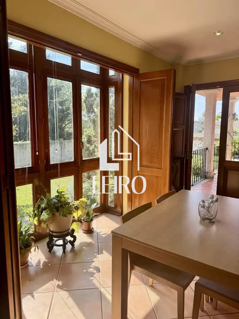 Vista exterior de Casa o xalet en venda en Vilagarcía de Arousa amb Calefacció, Jardí privat i Parquet