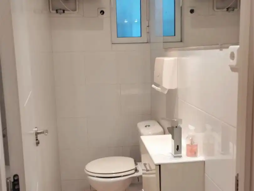 Baño de Oficina en venta en Madrid con Calefacción y Amueblado