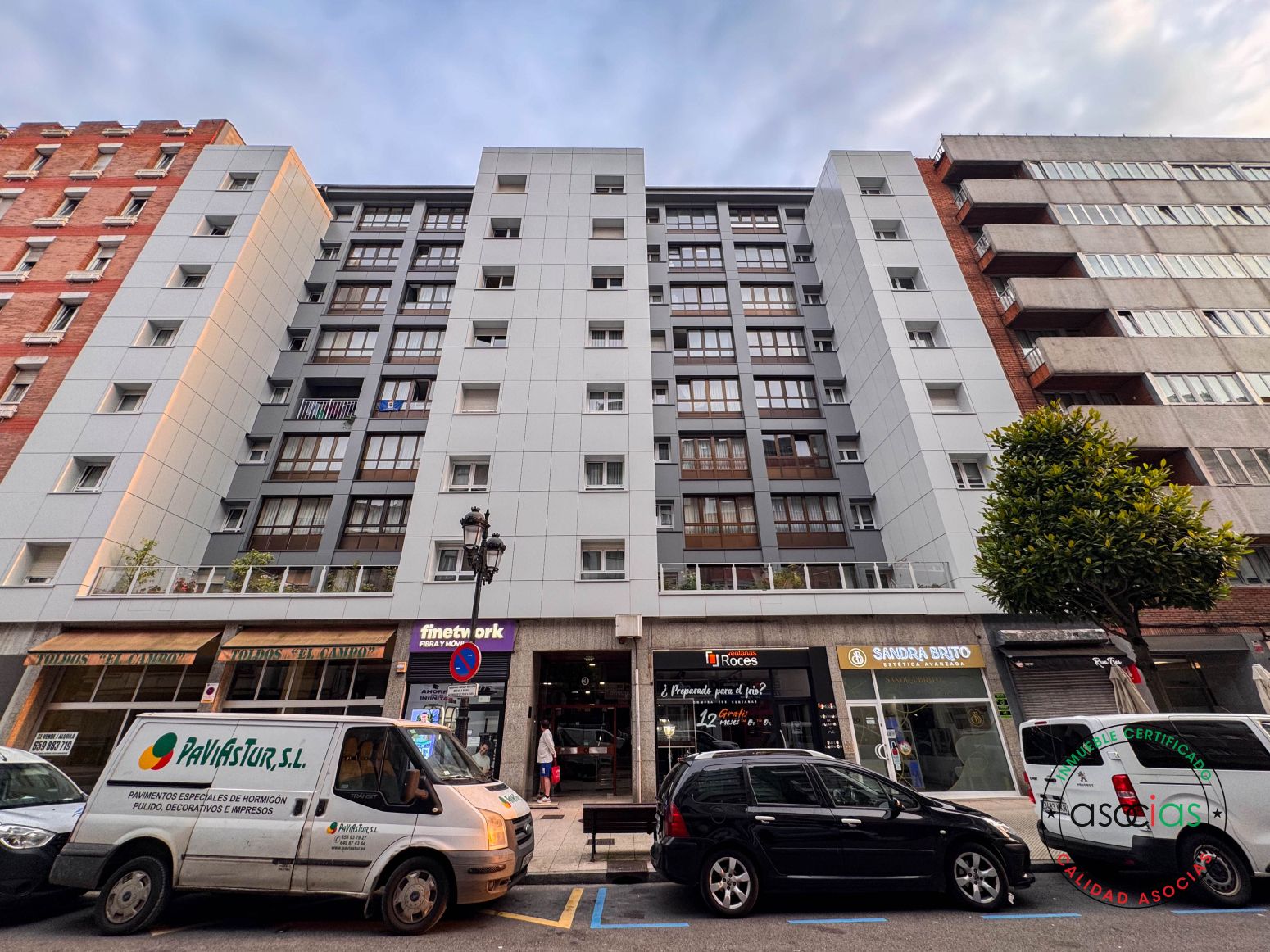 Vista exterior de Piso en venta en Oviedo  con Calefacción y Parquet