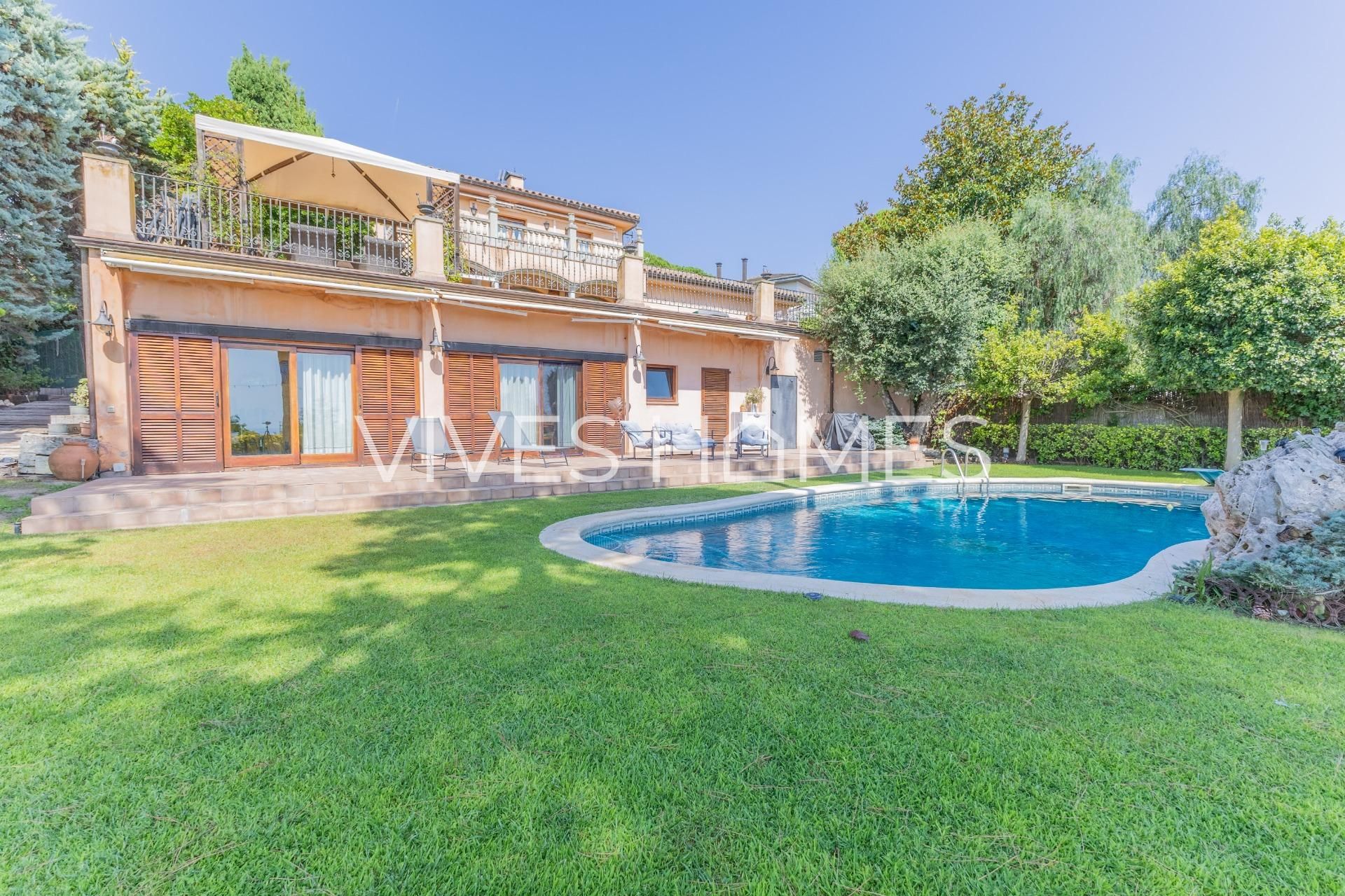 Vista exterior de Casa o xalet en venda en Caldes d'Estrac amb Aire condicionat, Calefacció i Jardí privat