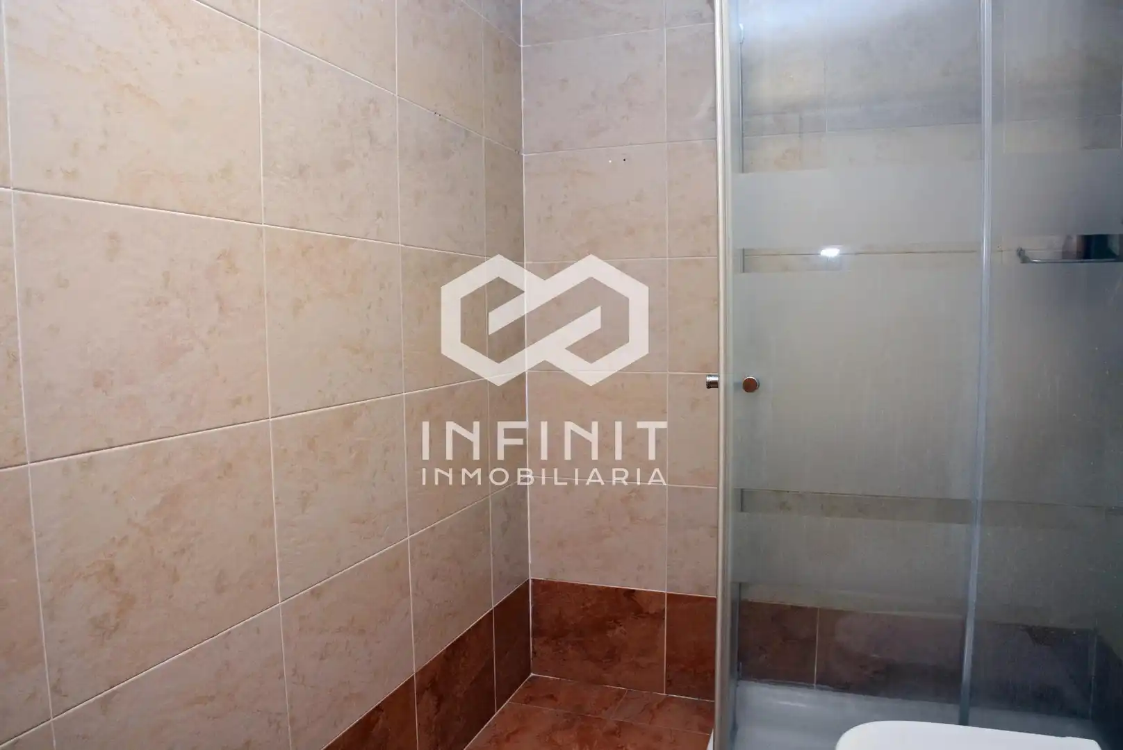Baño de Piso en venta en Guadalajara con Calefacción, Terraza y Trastero