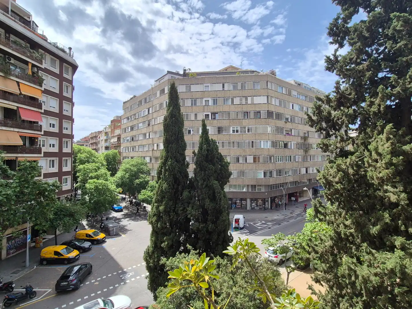 Vista exterior de Piso en venta en Barcelona con Calefacción, Horno y Balcón