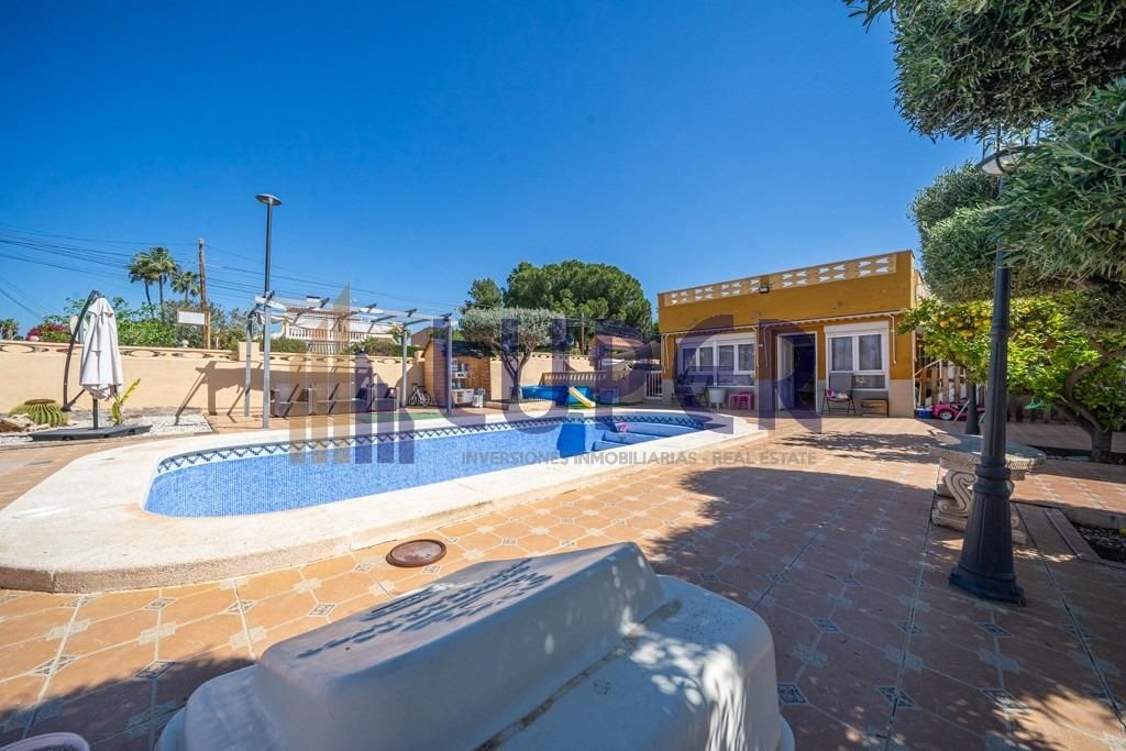 Vista exterior de Casa o xalet en venda en San Vicente del Raspeig / Sant Vicent del Raspeig amb Jardí privat, Terrassa i Traster