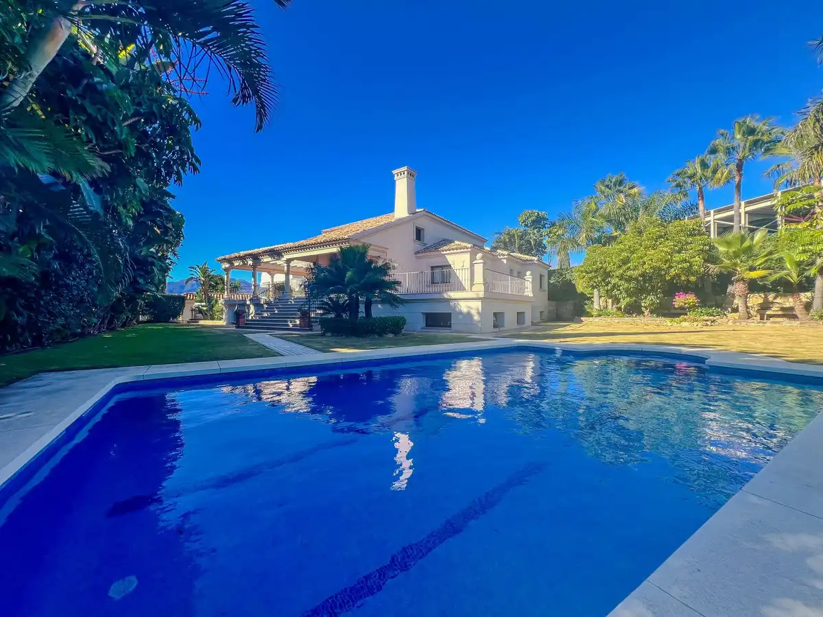 Vista exterior de Casa adosada en venta en Benahavís con Aire acondicionado y Terraza
