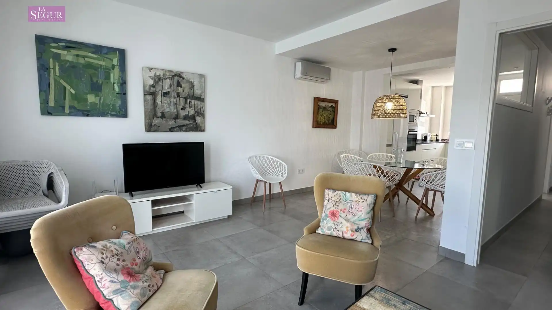 Sala d'estar de Casa adosada de lloguer en Conil de la Frontera amb Aire condicionat, Terrassa i Moblat