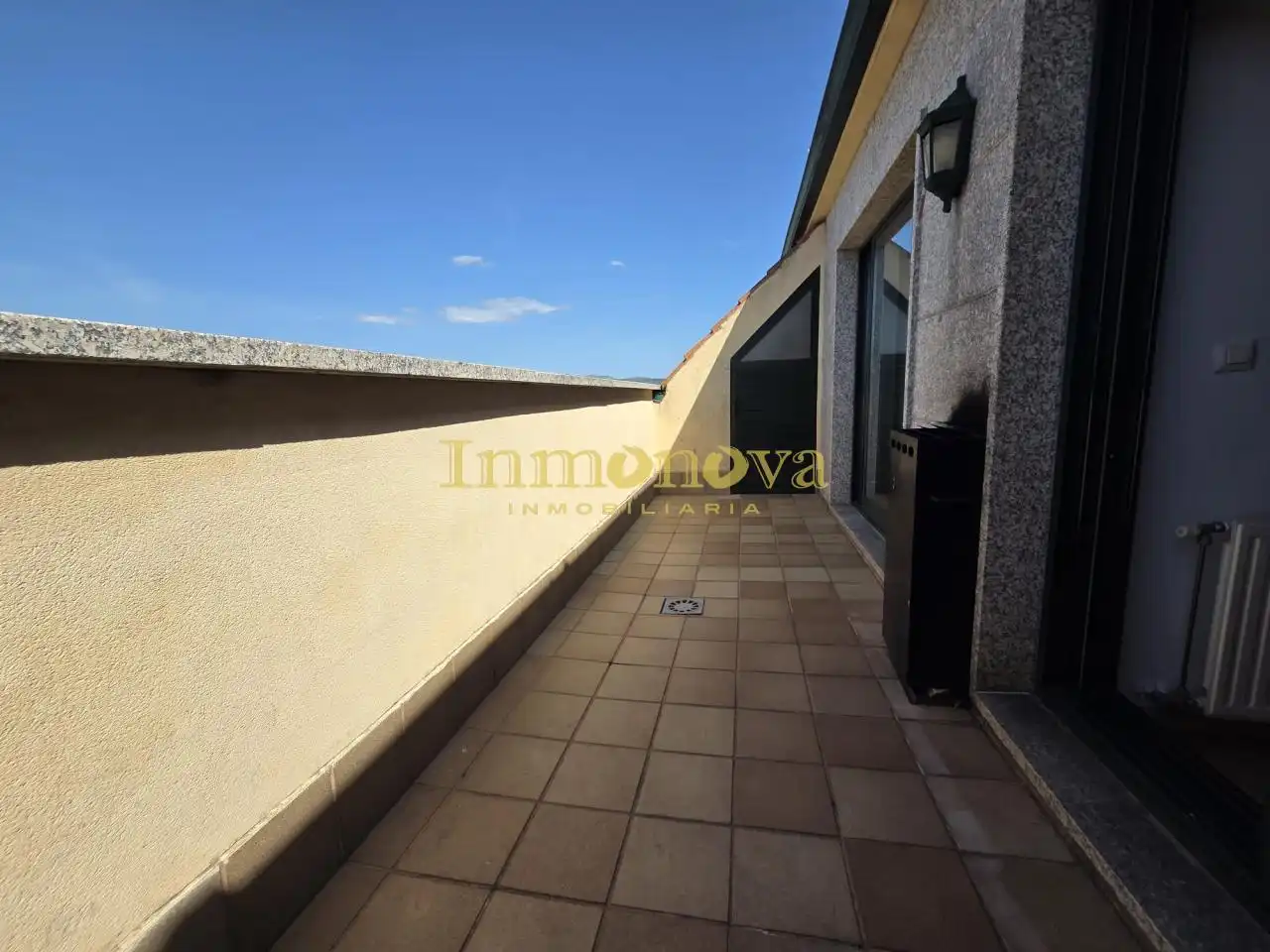 Terrasse von Dachboden zur Miete in Salvaterra de Miño mit Heizung, Terrasse und Abstellraum