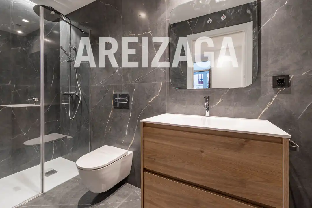 Baño de Piso en venta en Donostia - San Sebastián  con Calefacción, Terraza y Balcón