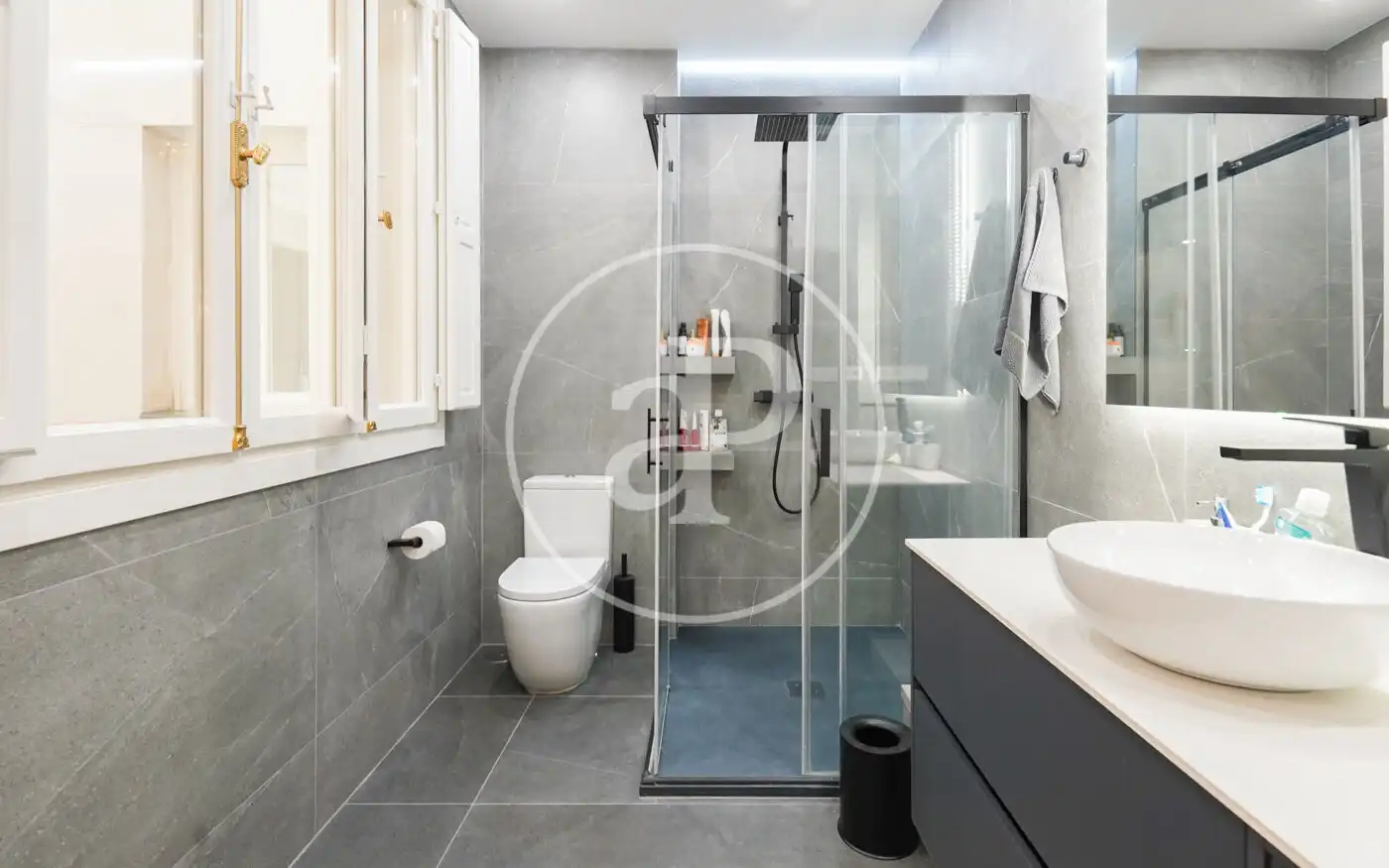 Bathroom of Flat for sale in Madrid  with Air Conditioner, Heating and Storage room