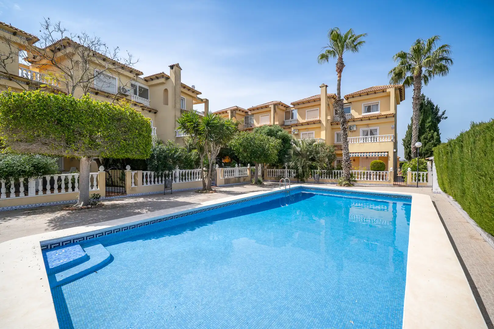 Vista exterior de Casa adosada en venta en Guardamar del Segura con Aire acondicionado, Jardín privado y Terraza
