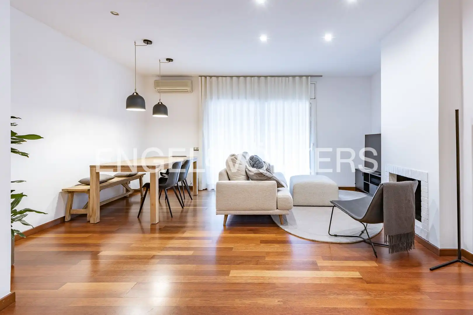 Sala de estar de Piso en venta en Sant Cugat del Vallès con Aire acondicionado, Calefacción y Jardín privado
