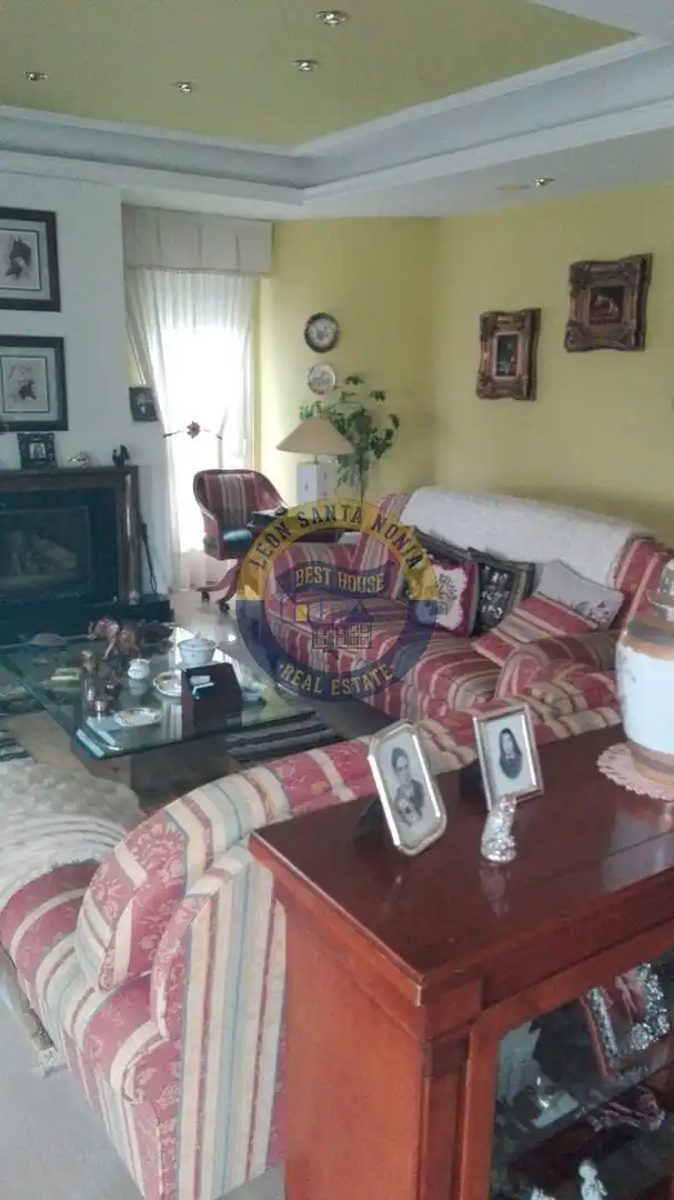 Sala de estar de Casa o chalet en venta en Valdefresno con Calefacción, Jardín privado y Parquet