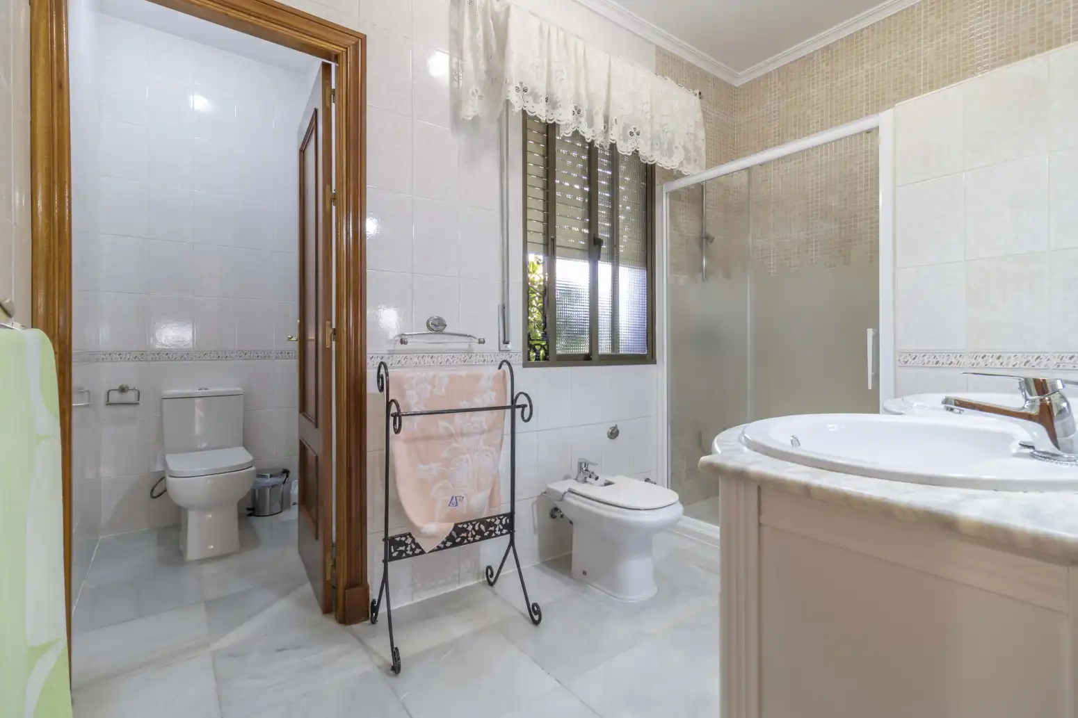 Bany de Casa o xalet en venda en Gines amb Aire condicionat, Terrassa i Traster