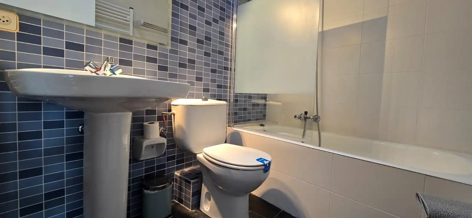 Badezimmer von Maisonette zur Miete in Bolvir mit Heizung, Parkett und Möbliert