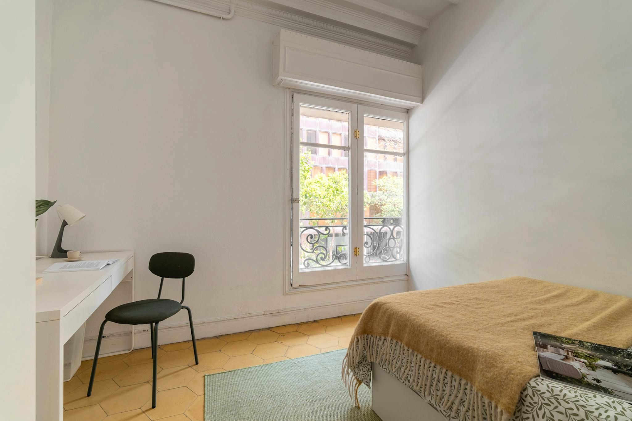 Bedroom of Flat to share in  Barcelona Capital  with Heating, Furnished and Washing machine