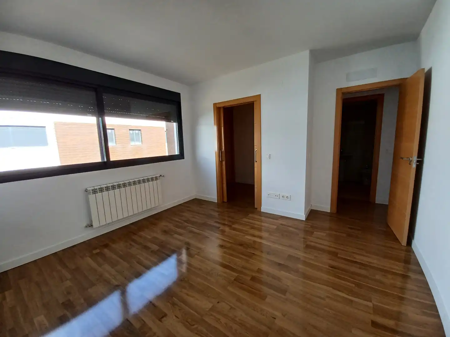 Dormitori de Casa adosada en venda en Paracuellos de Jarama amb Calefacció, Jardí privat i Parquet