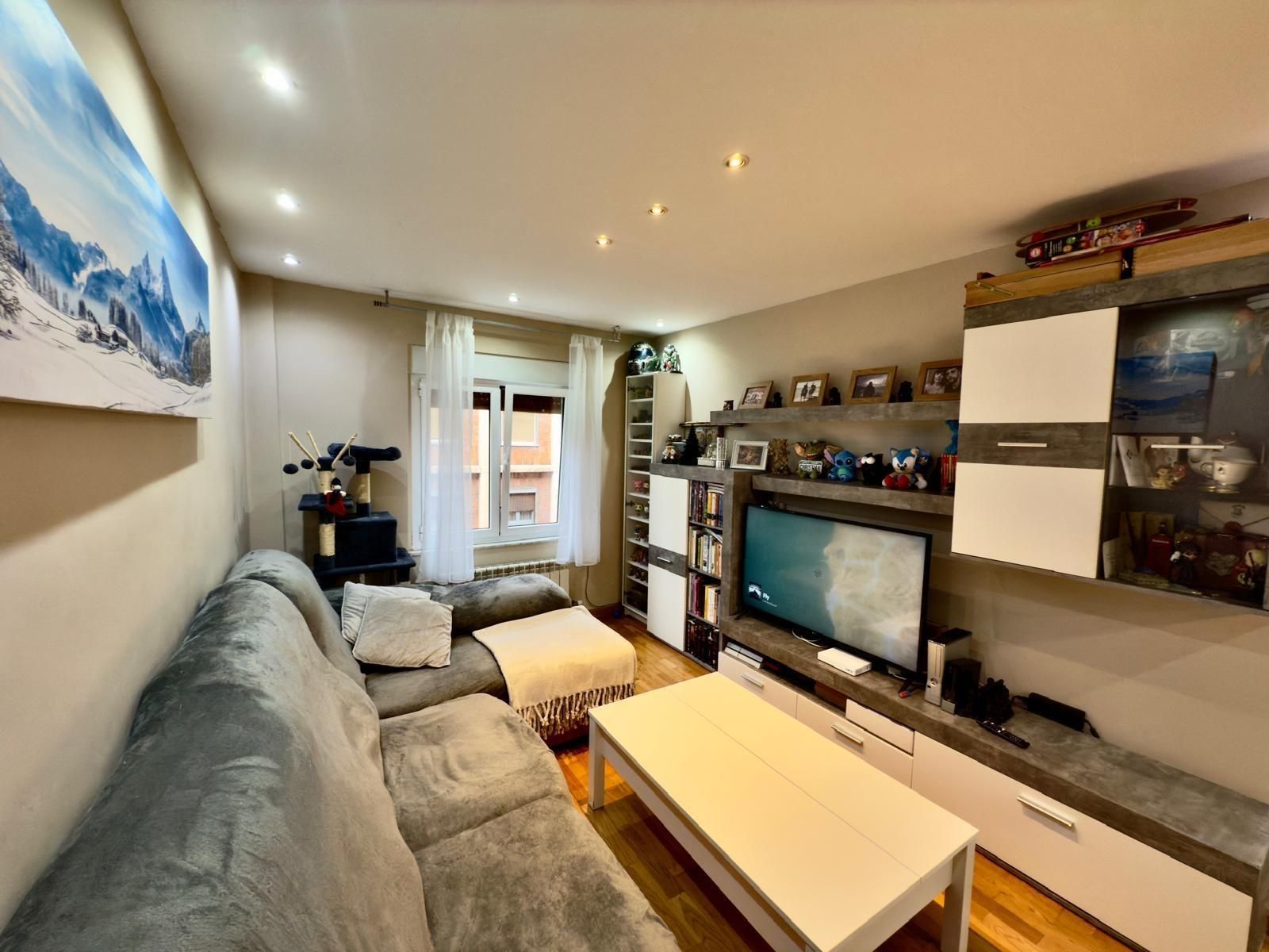 Sala de estar de Piso en venta en Oviedo  con Calefacción