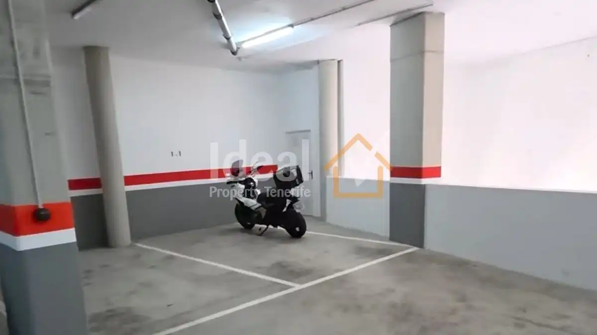 Parking de Casa adosada en venta en Santiago del Teide con Terraza, Amueblado y Piscina comunitaria